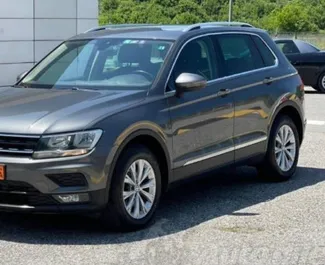 Frontansicht eines Mietwagens Volkswagen Tiguan am Flughafen Podgorica, Montenegro ✓ Auto Nr.16217. ✓ Automatisch TM ✓ 0 Bewertungen.