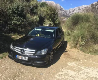 Frontansicht eines Mietwagens Mercedes-Benz C-Class am Flughafen Podgorica, Montenegro ✓ Auto Nr.16214. ✓ Automatisch TM ✓ 0 Bewertungen.