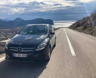 Frontansicht eines Mietwagens Mercedes-Benz B-Class am Flughafen Podgorica, Montenegro ✓ Auto Nr.16213. ✓ Automatisch TM ✓ 0 Bewertungen.
