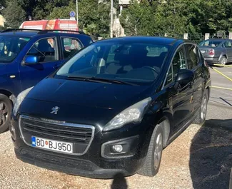 Frontansicht eines Mietwagens Peugeot 3008 am Flughafen Podgorica, Montenegro ✓ Auto Nr.16223. ✓ Automatisch TM ✓ 0 Bewertungen.
