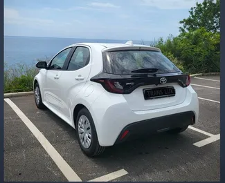 Frontansicht eines Mietwagens Toyota Yaris am Flughafen Podgorica, Montenegro ✓ Auto Nr.15706. ✓ Automatisch TM ✓ 0 Bewertungen.