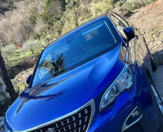 Frontansicht eines Mietwagens Peugeot 3008 am Flughafen Podgorica, Montenegro ✓ Auto Nr.16220. ✓ Automatisch TM ✓ 0 Bewertungen.