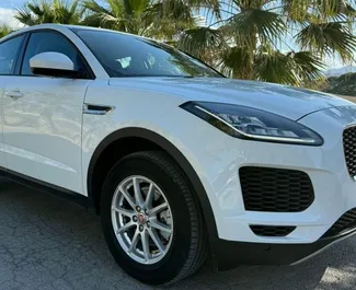 Frontansicht eines Mietwagens Jaguar E-Pace in Alicante, Spanien ✓ Auto Nr.16376. ✓ Automatisch TM ✓ 0 Bewertungen.