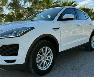 Vermietung Jaguar E-Pace. Premium, Luxus, SUV, Crossover Fahrzeug zur Miete in Spanien ✓ Kaution Einzahlung von 500 EUR ✓ Versicherungsoptionen KFZ-HV.