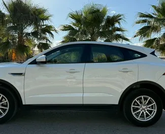 Benzin 2,0L Motor von Jaguar E-Pace 2021 zur Miete in Alicante.