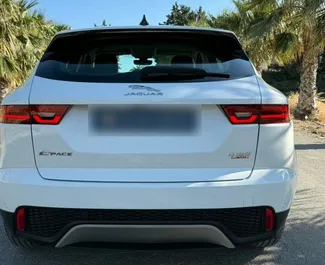 Jaguar E-Pace 2021 zur Miete verfügbar in Alicante, mit Kilometerbegrenzung 250 km/Tag.