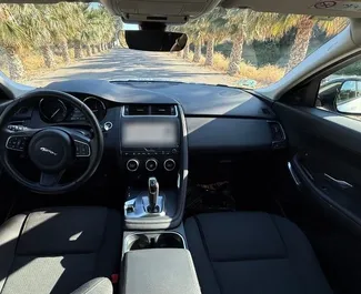 Innenraum von Jaguar E-Pace zur Miete in Spanien. Ein großartiges 5-Sitzer Fahrzeug mit Automatisch Getriebe.