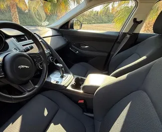 Jaguar E-Pace 2021 mit Antriebssystem Frontantrieb, verfügbar in Alicante.