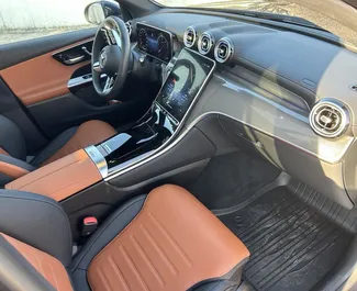 Frontansicht eines Mietwagens Mercedes-Benz GLC300 am Flughafen Podgorica, Montenegro ✓ Auto Nr.16472. ✓ Automatisch TM ✓ 0 Bewertungen.