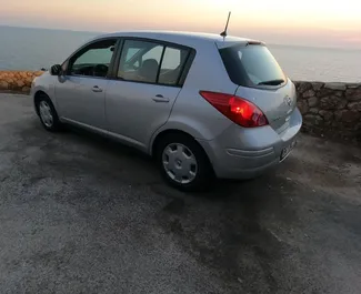 Frontansicht eines Mietwagens Nissan Versa am Flughafen Podgorica, Montenegro ✓ Auto Nr.16482. ✓ Automatisch TM ✓ 0 Bewertungen.