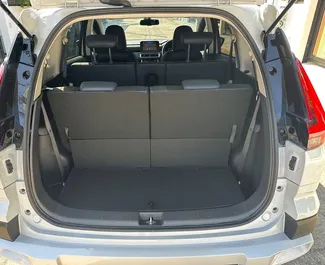 Innenraum von Mitsubishi Xpander Cross zur Miete in Thailand. Ein großartiges 7-Sitzer Fahrzeug mit Automatisch Getriebe.