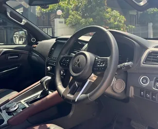 Innenraum von Mitsubishi Pajero Sport zur Miete in Thailand. Ein großartiges 7-Sitzer Fahrzeug mit Automatisch Getriebe.