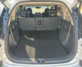 Mitsubishi Xpander Cross 2026 mit Antriebssystem Frontantrieb, verfügbar am Flughafen Phuket.