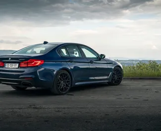 Mietwagen BMW 5-Series 2019 in Georgien, mit Benzin-Kraftstoff und 530 PS ➤ Ab 250 GEL pro Tag.