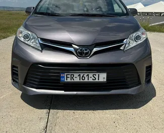 Innenraum von Toyota Sienna zur Miete in Georgien. Ein großartiges 7-Sitzer Fahrzeug mit Automatisch Getriebe.