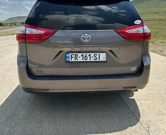 Toyota Sienna 2019 mit Antriebssystem Allradantrieb, verfügbar in Tiflis.