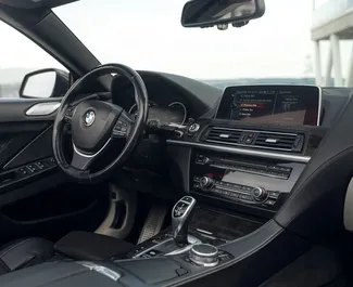Innenraum von BMW 6-series Cabrio zur Miete in Georgien. Ein großartiges 4-Sitzer Fahrzeug mit Automatisch Getriebe.