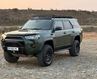 Frontansicht eines Mietwagens Toyota 4 Runner in Tiflis, Georgien ✓ Auto Nr.16577. ✓ Automatisch TM ✓ 0 Bewertungen.