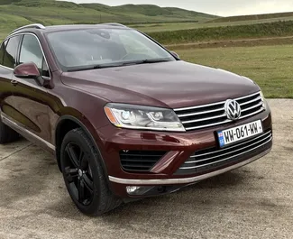Frontansicht eines Mietwagens Volkswagen Touareg in Tiflis, Georgien ✓ Auto Nr.16576. ✓ Automatisch TM ✓ 0 Bewertungen.