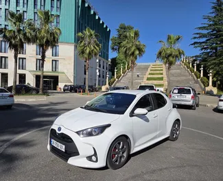 Frontansicht eines Mietwagens Toyota Yaris in Kutaisi, Georgien ✓ Auto Nr.16524. ✓ Automatisch TM ✓ 0 Bewertungen.