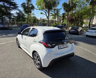 Mietwagen Toyota Yaris 2023 in Georgien, mit Hybride-Kraftstoff und 115 PS ➤ Ab 110 GEL pro Tag.
