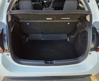 Hybride 1,5L Motor von Toyota Yaris 2023 zur Miete in Kutaisi.