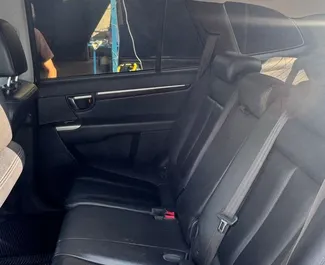 Innenraum von Hyundai Santa Fe zur Miete in Albanien. Ein großartiges 7-Sitzer Fahrzeug mit Automatisch Getriebe.