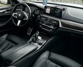 BMW 5-Series 2019 zur Miete verfügbar in Tiflis, mit Kilometerbegrenzung 200 km/Tag.