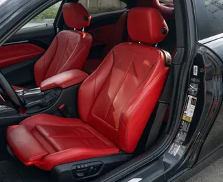 Innenraum von BMW 428i Gran Coupe zur Miete in Georgien. Ein großartiges 4-Sitzer Fahrzeug mit Automatisch Getriebe.