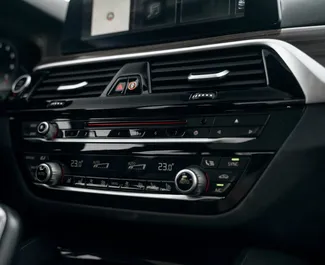Innenraum von BMW 5-Series zur Miete in Georgien. Ein großartiges 5-Sitzer Fahrzeug mit Automatisch Getriebe.