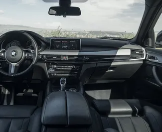 Innenraum von BMW X6 zur Miete in Georgien. Ein großartiges 5-Sitzer Fahrzeug mit Automatisch Getriebe.