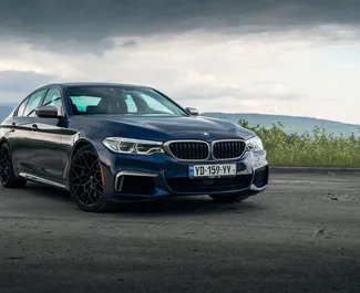 Frontansicht eines Mietwagens BMW 5-Series in Tiflis, Georgien ✓ Auto Nr.15475. ✓ Automatisch TM ✓ 0 Bewertungen.