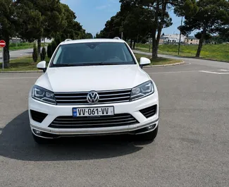 Frontansicht eines Mietwagens Volkswagen Touareg in Tiflis, Georgien ✓ Auto Nr.16575. ✓ Automatisch TM ✓ 0 Bewertungen.