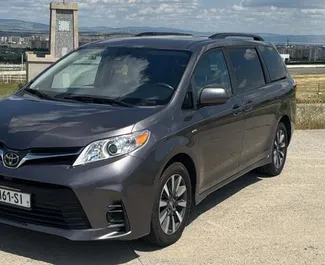 Frontansicht eines Mietwagens Toyota Sienna in Tiflis, Georgien ✓ Auto Nr.16579. ✓ Automatisch TM ✓ 0 Bewertungen.