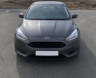 Frontansicht eines Mietwagens Ford Focus in Tiflis, Georgien ✓ Auto Nr.16566. ✓ Automatisch TM ✓ 0 Bewertungen.