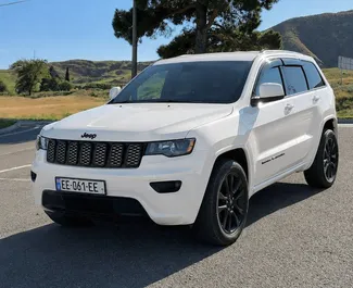 Frontansicht eines Mietwagens Jeep Grand Cherokee in Tiflis, Georgien ✓ Auto Nr.14947. ✓ Automatisch TM ✓ 0 Bewertungen.