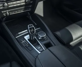 BMW X6 2021 mit Antriebssystem Allradantrieb, verfügbar in Tiflis.