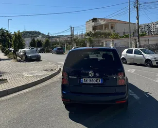 Vermietung Volkswagen Touran. Komfort, Minivan Fahrzeug zur Miete in Albanien ✓ Kaution Keine Kaution ✓ Versicherungsoptionen KFZ-HV, Ausland.