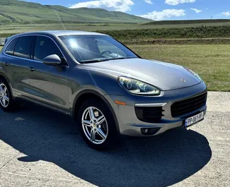 Vermietung Porsche Cayenne. Premium, Luxus, SUV Fahrzeug zur Miete in Georgien ✓ Kaution Keine Kaution ✓ Versicherungsoptionen KFZ-HV, TKV, VKV Plus, VKV Komplett, Insassen, Diebstahlschutz, Keine Kaution.