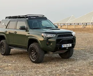 Innenraum von Toyota 4 Runner zur Miete in Georgien. Ein großartiges 5-Sitzer Fahrzeug mit Automatisch Getriebe.
