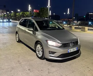 Frontansicht eines Mietwagens Volkswagen Golf 7 in Tirana, Albanien ✓ Auto Nr.16587. ✓ Automatisch TM ✓ 0 Bewertungen.