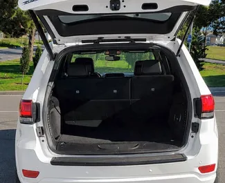 Innenraum von Jeep Grand Cherokee zur Miete in Georgien. Ein großartiges 5-Sitzer Fahrzeug mit Automatisch Getriebe.