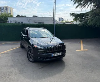 Benzin 3,2L Motor von Jeep Cherokee 2016 zur Miete in Tiflis.