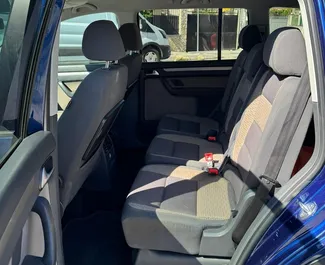 Volkswagen Touran 2010 zur Miete verfügbar in Tirana, mit Kilometerbegrenzung unbegrenzte.