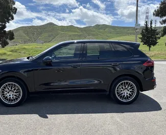 Porsche Cayenne 2016 zur Miete verfügbar in Tiflis, mit Kilometerbegrenzung 250 km/Tag.