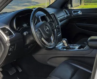 Jeep Grand Cherokee 2020 mit Antriebssystem Allradantrieb, verfügbar in Tiflis.