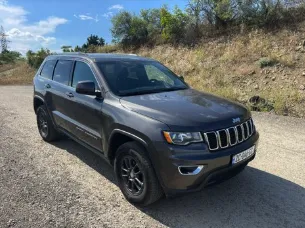 Frontansicht eines Mietwagens Jeep Grand Cherokee in Tiflis, Georgien ✓ Auto Nr.16592. ✓ Automatisch TM ✓ 0 Bewertungen.