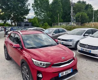Frontansicht eines Mietwagens Kia Stonic am Flughafen von Tirana, Albanien ✓ Auto Nr.16589. ✓ Automatisch TM ✓ 0 Bewertungen.