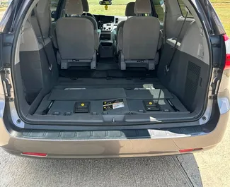 Vermietung Toyota Sienna. Komfort, Minivan Fahrzeug zur Miete in Georgien ✓ Kaution Keine Kaution ✓ Versicherungsoptionen KFZ-HV, VKV Plus, VKV Komplett, Insassen, Diebstahlschutz, Keine Kaution.