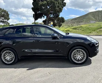 Innenraum von Porsche Cayenne zur Miete in Georgien. Ein großartiges 5-Sitzer Fahrzeug mit Automatisch Getriebe.